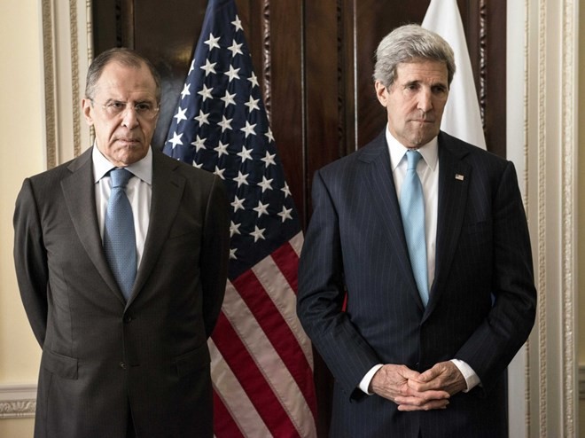 Ngoại trưởng Mỹ John Kerry (phải) và người đồng cấp Nga Sergei Lavrov. (Nguồn: AP)