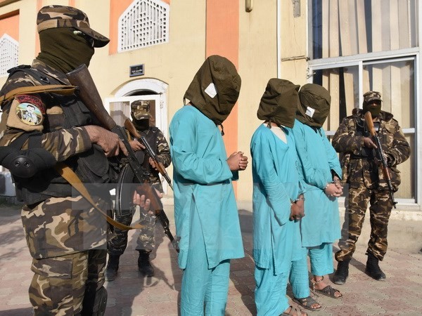 Lực lượng an ninh Afghanistan bắt giữ các tay súng Taliban trong chiến dịch truy quét khủng bố ở Jalalabad ngày 20/12. (Nguồn: EPA/TTXVN)