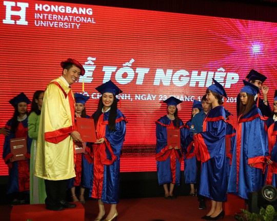 Thạc sĩ- Luật sư Trịnh Hữu Chung, phó Hiệu trưởng trao bằng tốt nghiệp cho sinh viên