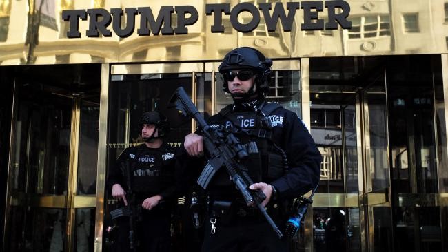 Cảnh sát bảo vệ ngoài Tháp Trump. Ảnh: AFP.
