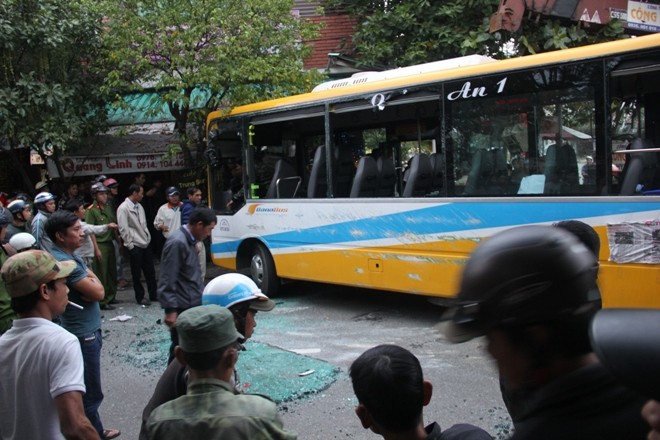 Xe buýt bị đâm lật nhào, rất may không có thiệt hại nặng về người. Ảnh: T.T.
