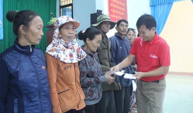Đại diện báo Tiền phong trao quà hỗ trợ cho người dân vùng lũ Quảng Ngãi