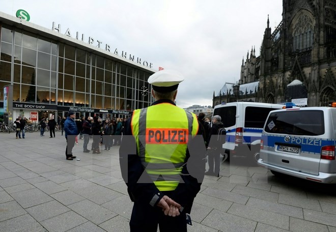 Cảnh sát Đức tăng cường an ninh tại các nhà ga chính ở Cologne trong dịp Lễ Giáng sinh và Năm mới. (Nguồn: EPA/TTXVN)