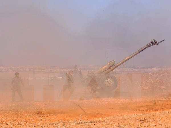 Các binh sỹ ủng hộ Chính phủ Syria nã pháo nhằm vào các phần tử thánh chiến Hồi giáo ở thị trấn Al-Bab ngày 25/11. (Nguồn: AFP/TTXVN)