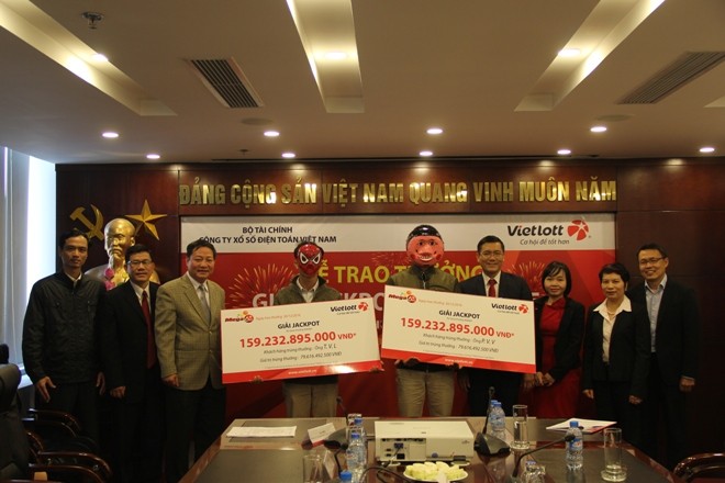 Hai người tới từ Thái Bình và Bến Tre nhận giải đặc biệt gần 160 tỷ đồng.
