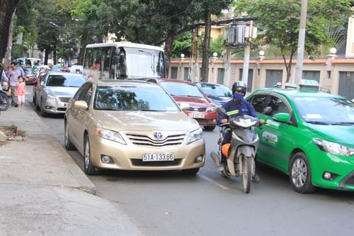 Ô tô đậu dưới lòng đường Nguyễn Đình Chiểu, quận 1 gây cản trở giao thông