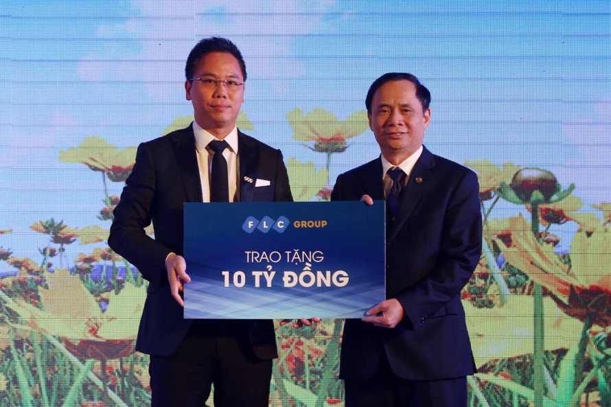 Đại diện lãnh đạo Tập đoàn FLC trao hỗ trợ 10 tỷ đồng cho quỹ vì người nghèo tại Thanh Hóa. Ảnh: Hoàng Lam