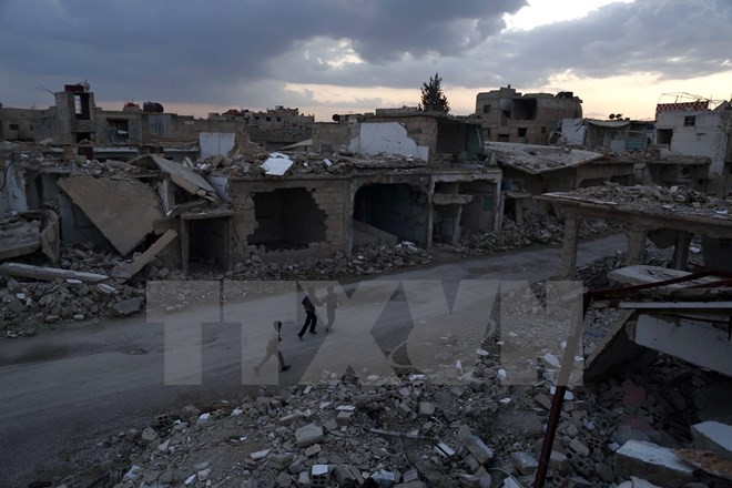 Cảnh đổ nát cả các tòa nhà sau các cuộc xung đột ở thị trấn Douma, khu vực bên ngoài thủ đô Damascus. (Nguồn: AFP/TTXVN)