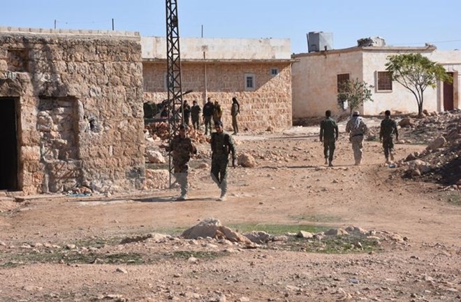 Binh sỹ thuộc lực lượng ủng hộ Chính phủ Syria tuần tra ở khu vực thị trấn al-Bab. (Nguồn: AFP/TTXVN)