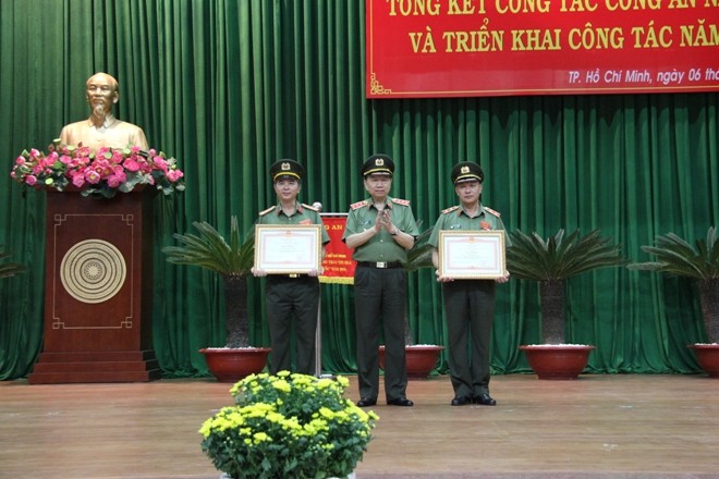 Bộ trưởng Công an Tô Lâm trao tặng cờ thi đua cho các đơn vị, cá nhân Công an TPHCM. Ảnh: Việt Văn