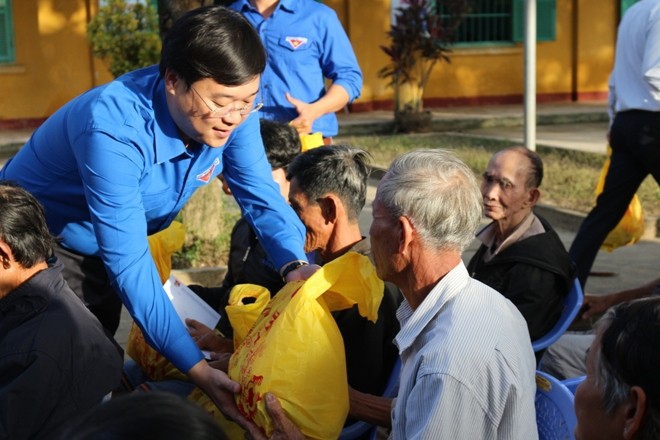 Anh Lê Quốc Phong - Bí thư thứ nhất Trung ương Đoàn tặng quà cho người dân vùng lũ Quảng Nam