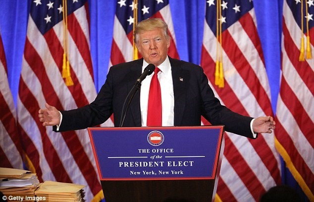 Tổng thống đắc cử Mỹ Donald Trump trong cuộc họp báo hôm 11/1 (Nguồn: DM)