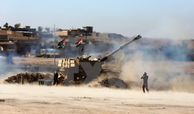 Quân đội Iraq bắn đạn pháo tấn công thành trì của IS tại đông bắc Mosul ngày 22/11. (Nguồn: EPA/TTXVN)