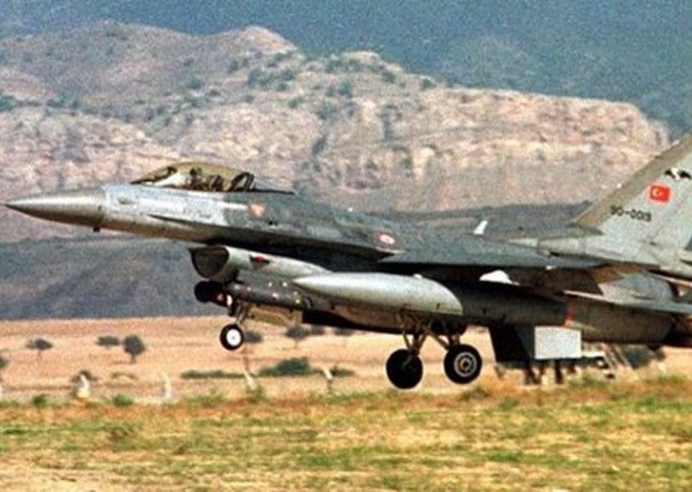 Chiến đấu cơ F-16 của quân đội Thổ Nhĩ Kỳ cất cánh từ một căn cứ tại thành phố Diyarbakir. (Nguồn: Reuters)