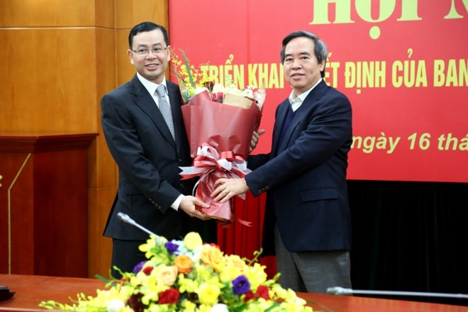 Trưởng ban Kinh tế TƯ Nguyễn Văn Bình tặng hoa chúc mừng tân Phó trưởng ban Ngô Văn Tuấn (trái).