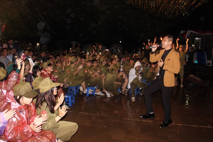 Hàng nghìn sinh viên đội mưa dự Gala chào đón Chủ Nhật Đỏ