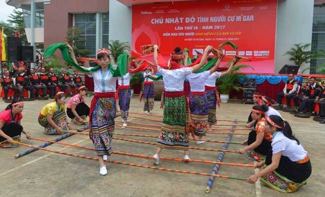 Đồng bào các dân tộc trình diễn văn nghệ cổ động Chủ Nhật Đỏ 2017 tại Đắk Lắk 