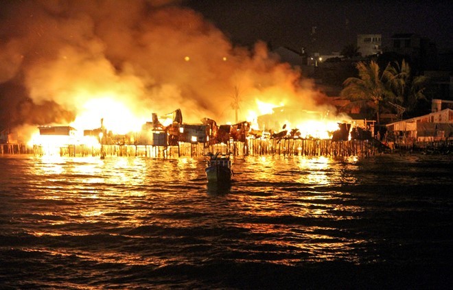 Vụ cháy kinh hoàng thiêu rụi hơn 70 căn nhà ở TP Nha Trang.