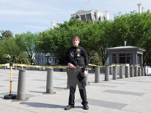 Nhân viên mật vụ Mỹ gác trên Đại lộ Pennsylvania, gần Nhà Trắng ở Washington DC. (Nguồn: EPA/TTXVN)