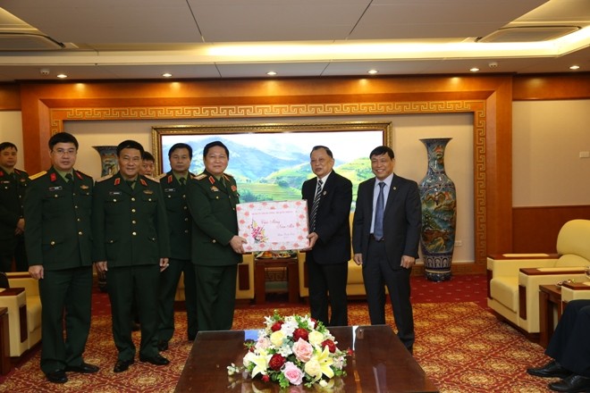 Đại tướng Ngô Xuân Lịch, Ủy viên Bộ Chính trị, Phó Bí thư Quân ủy Trung ương, Bộ trưởng Bộ Quốc phòng trao quà chúc Tết Trung ương Hội Cựu chiến binh (CCB) Việt Nam.