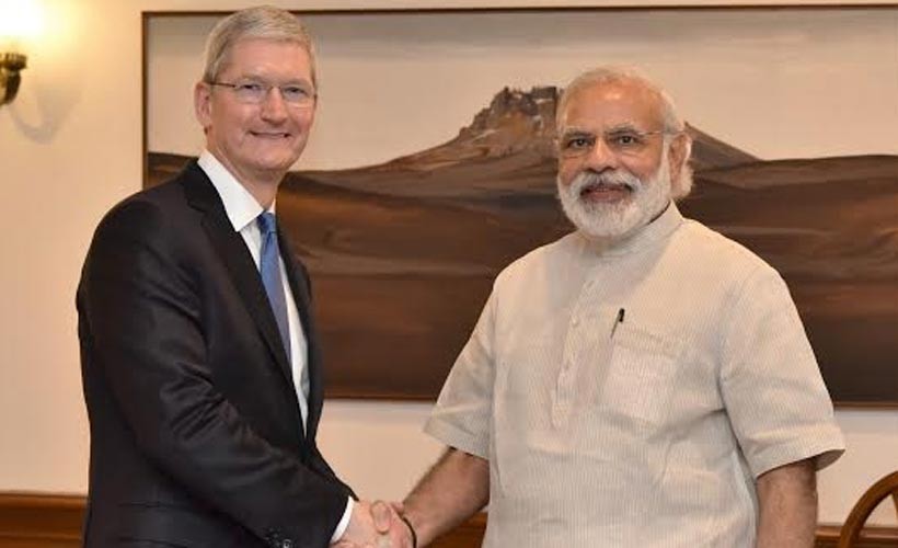CEO của Apple Tim Cook và Thủ tướng Ấn Độ Narendra Modi trong 1 cuộc gặp giữa năm 2016