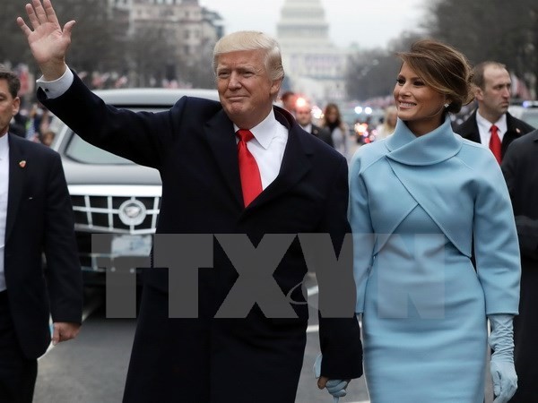 Tân Tổng thống Mỹ Donald Trump (trái) và phu nhân sau lễ tuyên thệ nhậm chức ở Washington, DC ngày 20/1 vừa qua. (Ảnh: AFP/TTXVN)