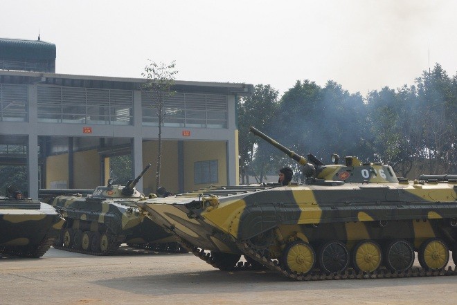 Kíp trực xe thiết giáp BMP1 cơ động thực hiện nhiệm vụ dưới sự chứng kiến của Bộ trưởng Ngô Xuân Lịch và các tướng lĩnh quân đội.