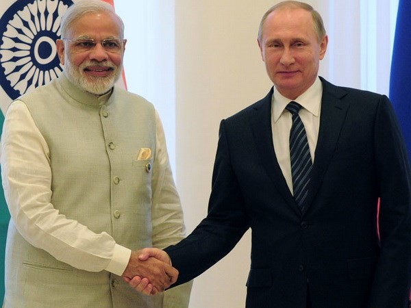 Tổng thống Nga Vladimir Putin và Thủ tướng Narendra Modi (trái). (Nguồn: RT.com)