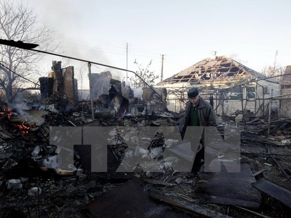 Nhà cửa bị phá hủy sau một vụ cháy nổ tại Lugansk. (Nguồn: AFP/TTXVN)