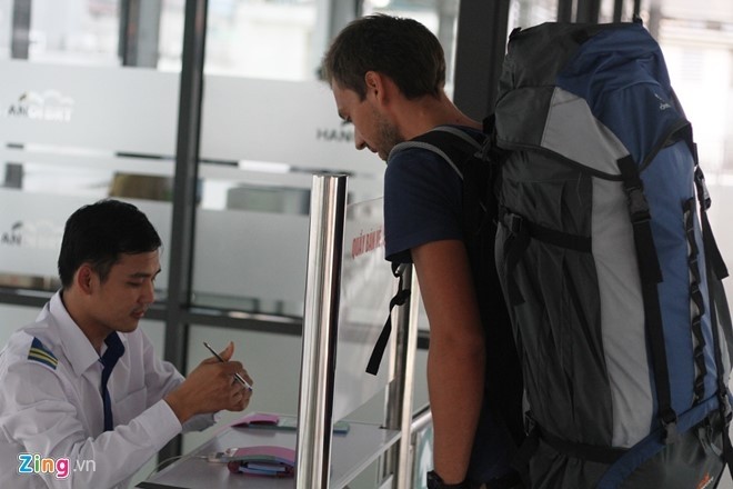 Một vị khách nước ngoài lấy vé buýt nhanh tại bến Kim Mã. Ảnh: Văn Chương.