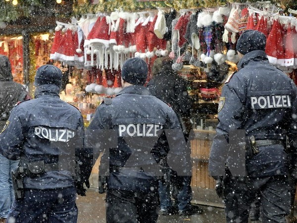 Bản tin 8H: Cảnh sát Áo bắt giữ 22 người mang theo nhiều vũ khí