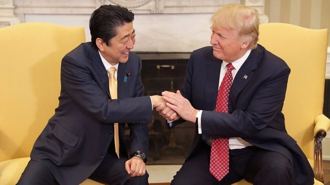 Thủ tướng Nhật Bản Abe bắt tay Tổng thống Mỹ Trump. (Nguồn: Getty Images)