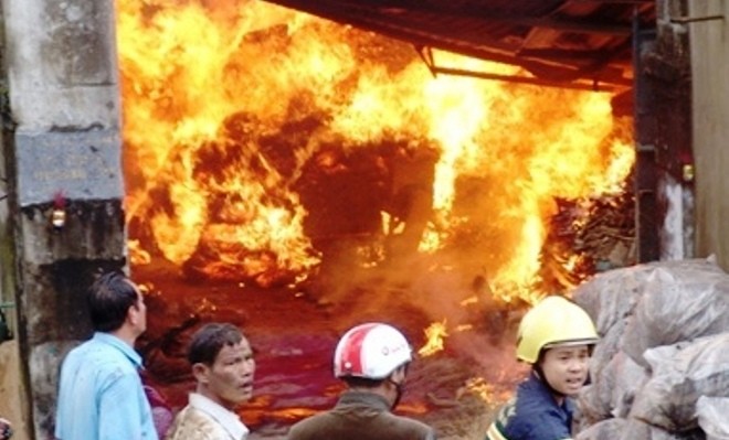Ngọn lửa lan nhanh ra cả khu nhà xưởng sau khi bùng phát. Ảnh: Hoàng Triều