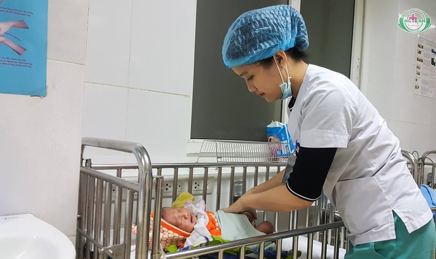 Bé sơ sinh 15 ngày tuổi được điều trị tại Bệnh viện ĐK Nghệ An.