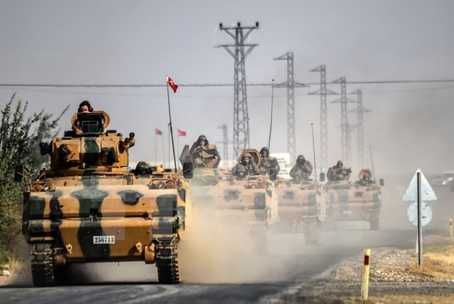 Binh sỹ và xe quân sự Thổ Nhĩ Kỳ tại Jarabulus (thị trấn biên giới giữa Syria và Thổ Nhĩ Kỳ) ngày 25/8/2016. (Nguồn: AFP/TTXVN)