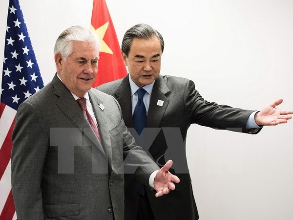 Ngoại trưởng Mỹ Rex Tillerson (trái) và Bộ trưởng Ngoại giao Trung Quốc Vương Nghị (phải) trước cuộc hội đàm tại Bonn ngày 17/2. (Nguồn: AFP/TTXVN)