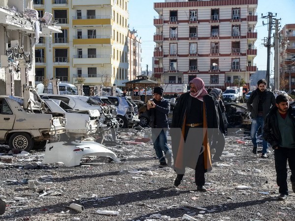 Hiện trường đổ nát sau vụ đánh bom ở Sanliurfa ngày 17/2. (Ảnh: AFP/TTXVN)