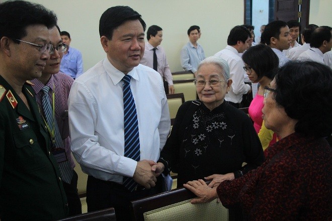 Bí thư Thành ủy TPHCM Đinh La Thăng trao đổi cùng bác sĩ Nguyễn Thị Ngọc Phượng (bìa phải)