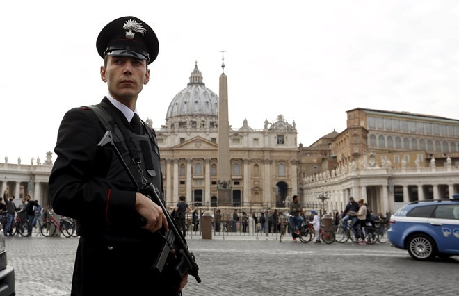 Cảnh sát Italy canh gác ở phía trước nhà thờ Saint Peter tại Rome. (Nguồn: Reuters)