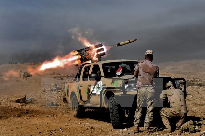 Binh sỹ Iraq bắn tên lửa về phía IS trong chiến dịch tại khu vực ngoại ô Mosul ngày 28/2. (Nguồn: AFP/TTXVN)
