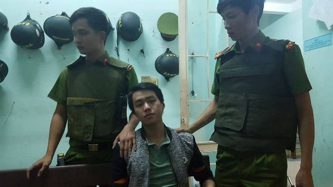 Đối tượng Phan Văn Hoàng (giữa) bị bắt sau khoảng 8 phút thực hiện vụ cướp. 