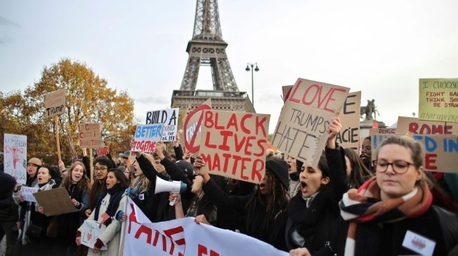 Người dân ở thủ đô Paris, Pháp tràn ra đường biểu tình phản đối Tổng thống Mỹ Donald Trump. Ảnh: AP.