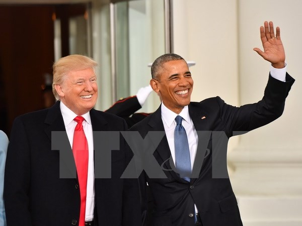 Tổng thống sắp mãn nhiệm Barack Obama (phải) và Tổng thống đắc cử Mỹ Donald Trump (trái) trước khi diễn ra lễ nhậm chức tại Nhà Trắng ở Washington, DC ngày 20/1 vừa qua. (Ảnh: EPA/TTXVN)