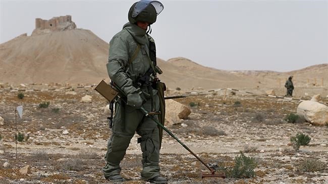 Lính Nga tham gia dò mìn tại thành phố cổ Palmyra. (Nguồn: PressTV)