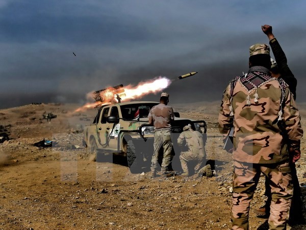Quân đội Iraq bắn tên lửa vào các mục tiêu của IS trong chiến dịch quân sự tại Mosul. (Nguồn: AFP/TTXVN) 
