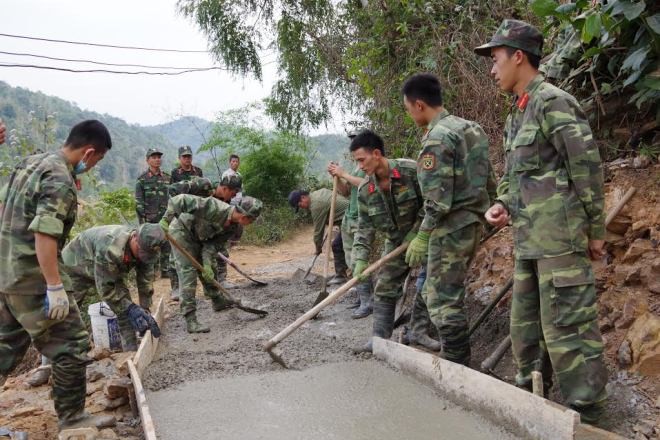 Tuổi trẻ Trung đoàn 123 hăng hái xây dựng đường cho nhân dân Bắc La *ảnh: Dương Nguyên