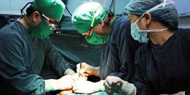 Các bác sĩ Bệnh viện Bình Dân phẫu thuật sửa lại “nòng súng” bị gãy cho một bệnh nhân- ảnh ngô bình