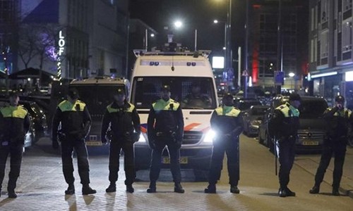 Cảnh sát Thổ Nhĩ Kỳ phong toả lãnh sự quán Hà Lan. Ảnh: Reuters 
