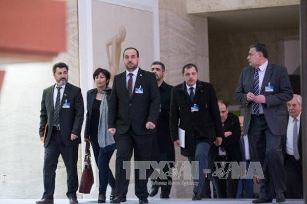 Đại diện phe đối lập Syria Nasr al-Hariri (giữa) sau cuộc gặp với Đặc phái viên LHQ về Syria Staffan de Mistura ở Geneva, Thụy Sĩ, ngày 3/3.Ảnh: THX/TTXVN