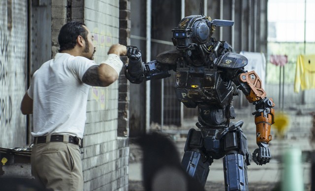 Một cảnh trong phim Chappie, chú robot có trí thông minh và tư duy của con người